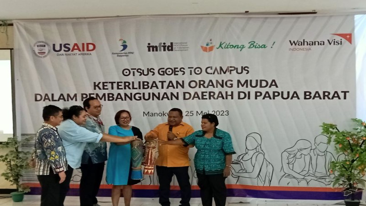 Wakil Rektor III Unipa Dr Keliopas Krey (kedua dari kanan) membuka kegiatan Otsus Goes to Campus yang diinisiasi USAID Kolaborasi di Manokwari, Kamis. (ANTARA/Fransiskus Salu Weking)