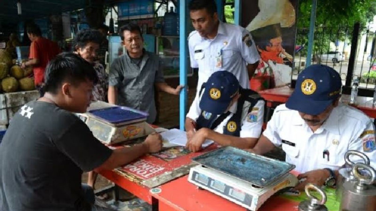 Ilustrasi - Kegiatan tera timbangan bagian unit kerja metrologi. ANTARA/HO-Disperindag Biak
