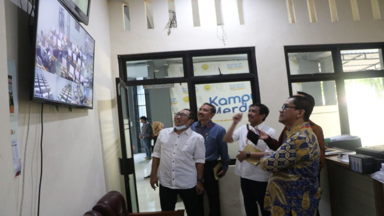 Rektor Unej Iwan Taruna bersama Direktur Polinema dan Ketua Pusat UTBK Unej melihat CCTV di lokasi UTBK di Fakultas Ekonomi dan Bisnis Unej, Senin (8/5/2023). (ANTARA/HO-Humas Unej)