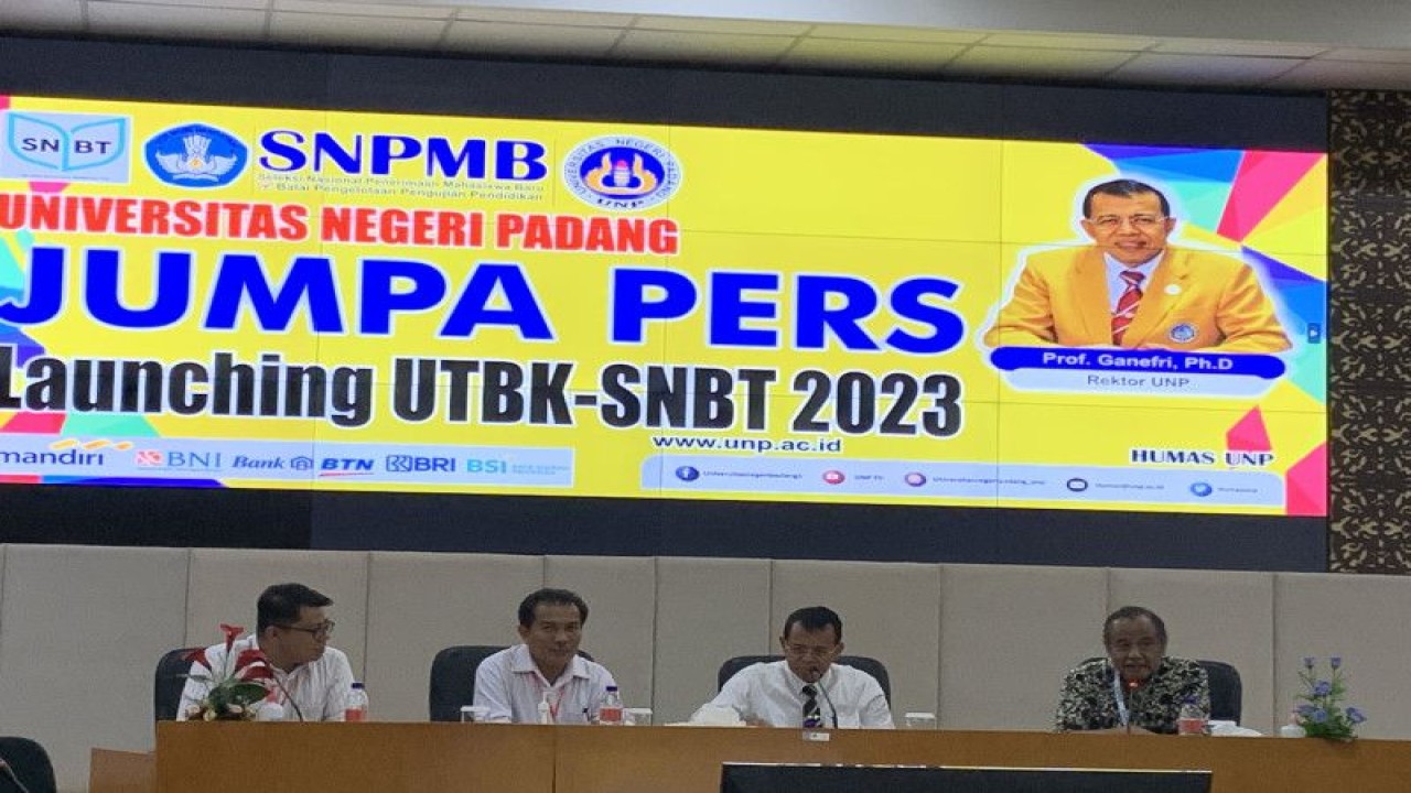 Rektor UNP Prof Ganefri bersama Tim Monitoring dan Evaluasi (Monev) UTBK Kemendikbud dan Ristek, Urip Purwono (ANTARA/ Mario Sofia Nasution)