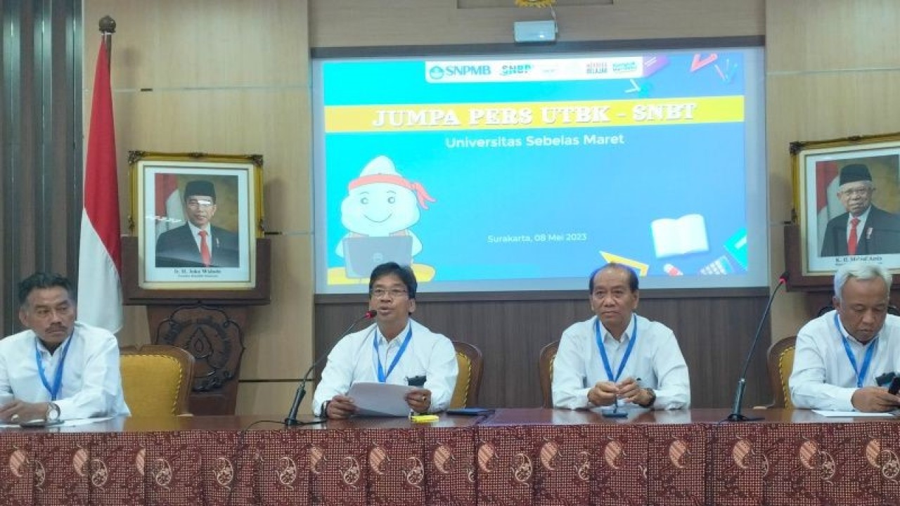 Rektor UNS Jamal Wiwoho (dua dari kiri) menyampaikan keterangan mengenai pelaksanaan UTBK dalam seleksi penerimaan mahasiswa baru perguruan tinggi negeri di Solo, Senin (8/5/2023). (ANTARA/Aris Wasita)