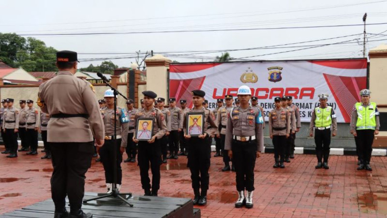 Upacara pemberhentian tidak dengan hormat di Polres Kubar secara in absentia pada Maret lalu. (ANTARA/taufiq hart)