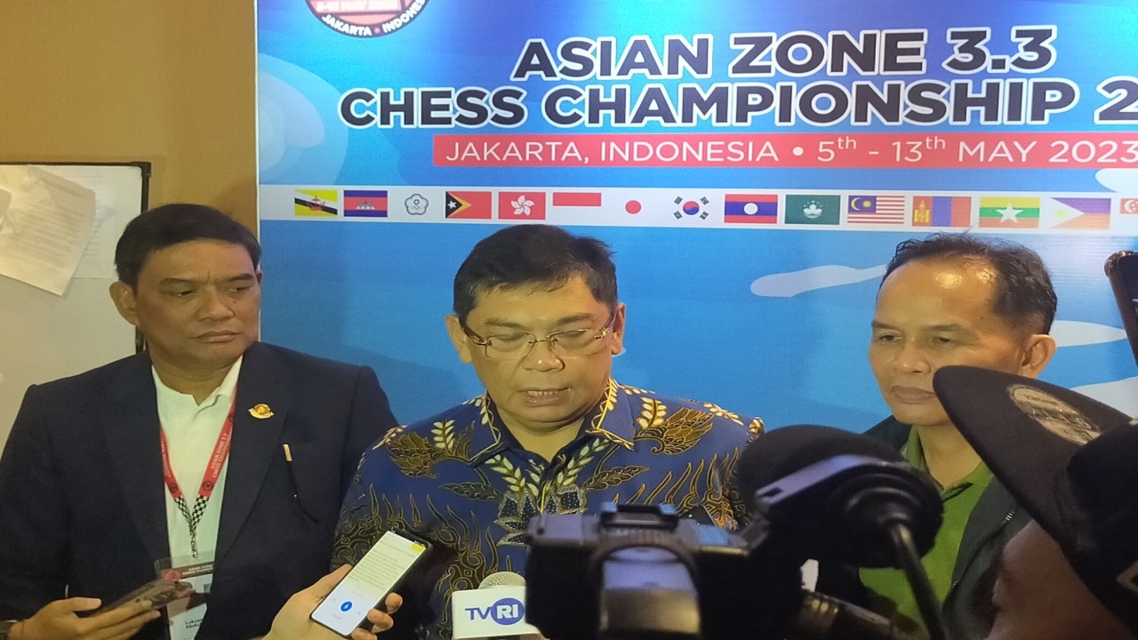 Presiden FIDE Zona 3.3 Asia sekaligus Ketua Umum PB Percasi Grand Master Urut Adianto didampingi Wakil Ketua Umum I Agustiar Sabran (kanan) dan Waketum PB Percasi Bidang Organisasi, Laksma TNI Abdul Rivai Ras (kiri) memberikan keterangan pers pada penutupan Asian Zone 3.3 Chess Championship 2023 di Hotel Century Park Senayan, Jakarta, Jumat (12/5/2023) malam.  