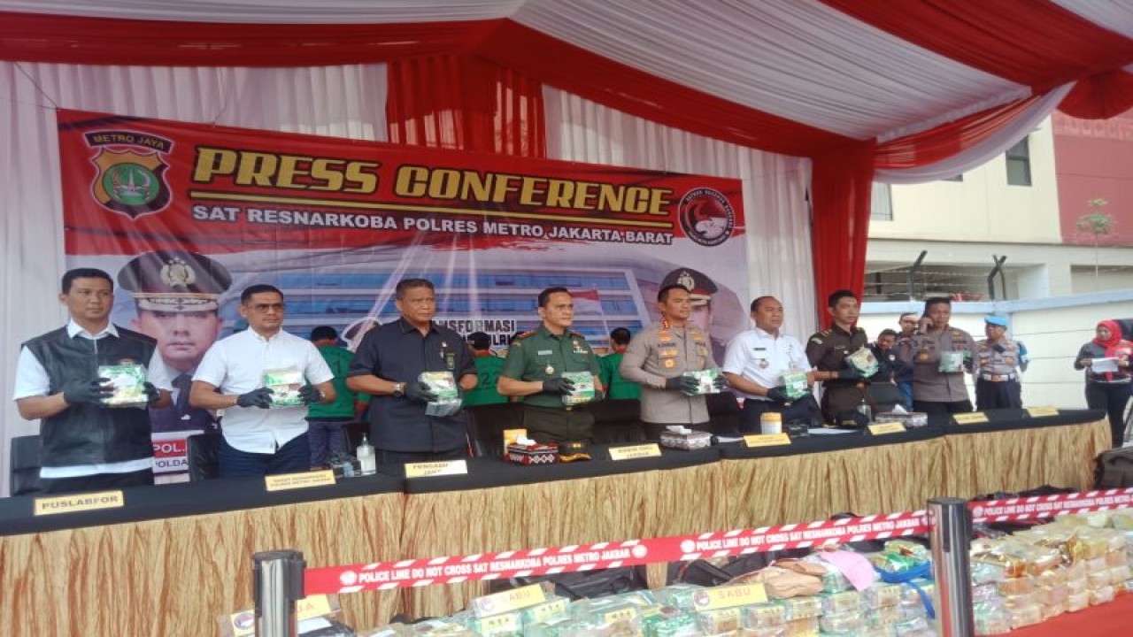 Kapolres Metro Jakarta Barat, Kombes Pol Muhammad Syahduddi bersama Wali Kota Jakarta Barat, Uus Kuswanto dalam jumpa pers pemusnahan 272 kg sabu dan 2,2 kg ganja di Polres Metro Jakarta Barat, Rabu (24/5/2023). ANTARA/Risky Syukur