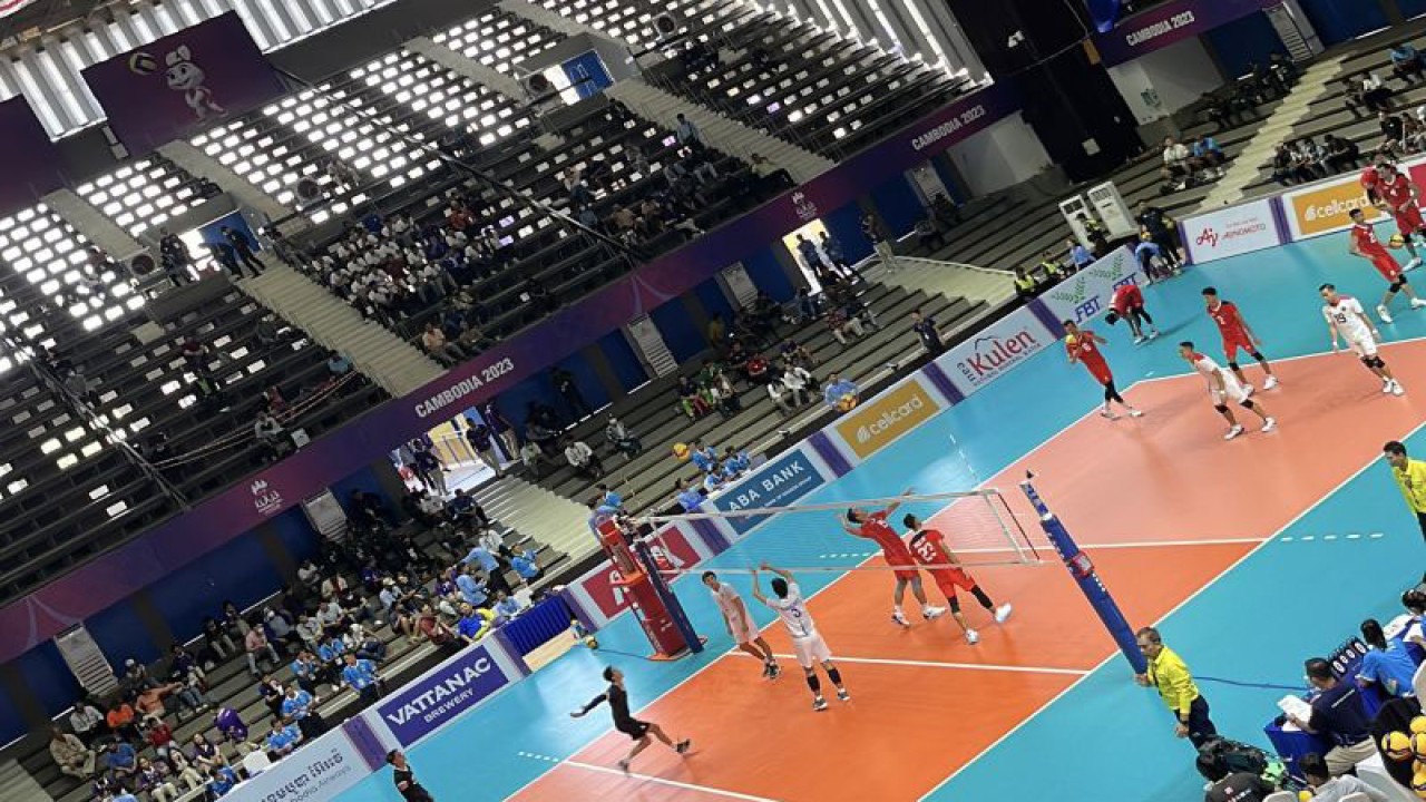 Suasana pertandingan tim nasional bola voli putra Indonesia melawan Filipina pada babak penyisihan Grup A SEA Games 2023 di Stadion Olimpiade Phnom Penh, Kamboja, Rabu (3/5/2023). (ANTARA/Arnidhya Nur Zhafira)