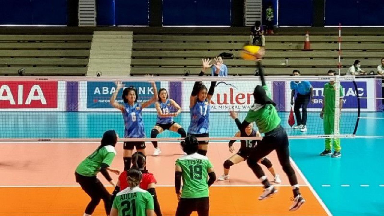 Pemain timnas voli putri Indonesia Megawati Hangestri (kanan) melakukan smes saat laga melawan Myanmar pada SEA Games 2023 di Olympic Indoor Stadium, Phnom Penh Kamboja, Kamis (11/5/2023). ANTARA/Bayu Kuncahyo