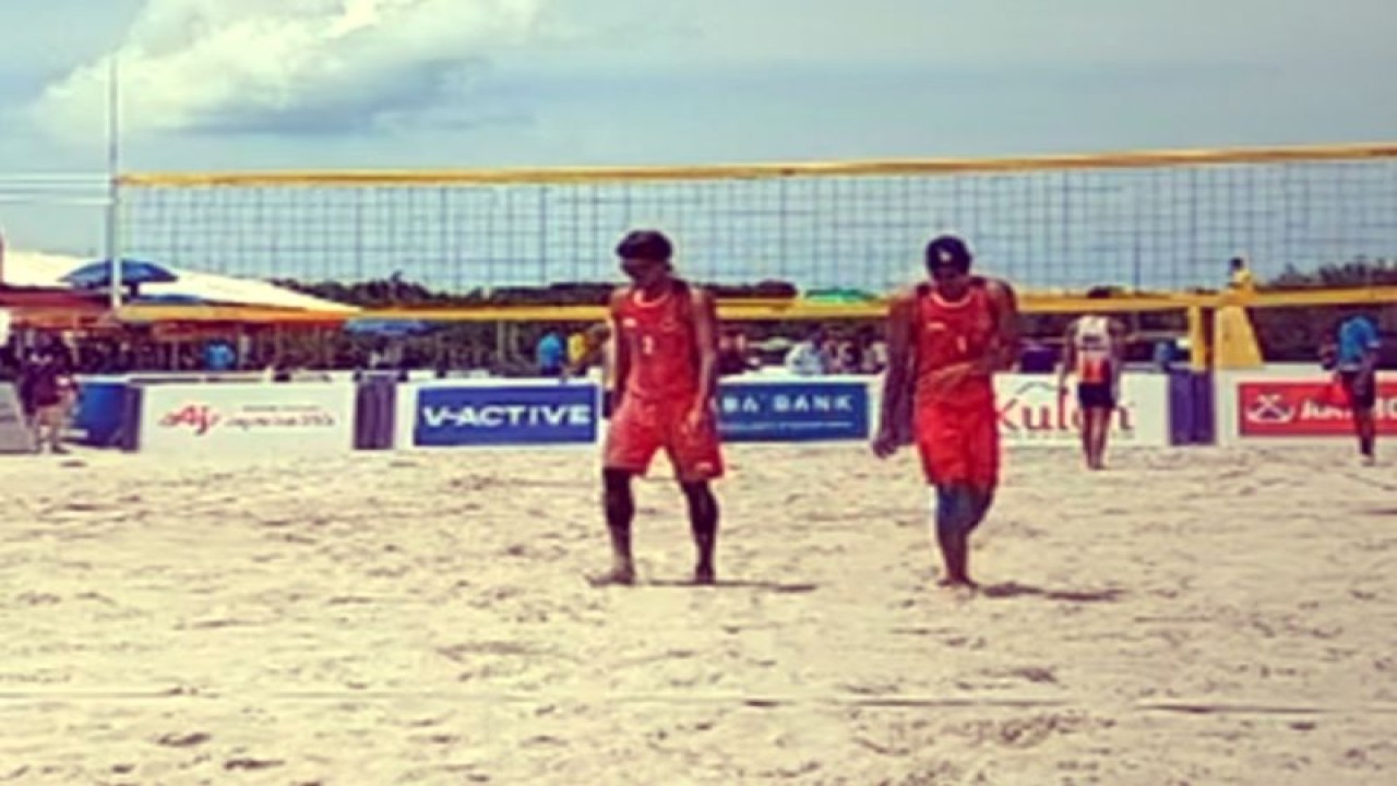 Tangkapan layar saat duet pebola voli pantai Indonesia, Danangsyah Yudisthira Pribadi dan Gilang Ramadhan, tampil melawan pasangan Malaysia hun Ler Wei dan Xu Looi Kai dalam nomor beregu putra SEA Games 2023 di Sihanokville, Jumat (12/5/2023). ANTARA/ddn