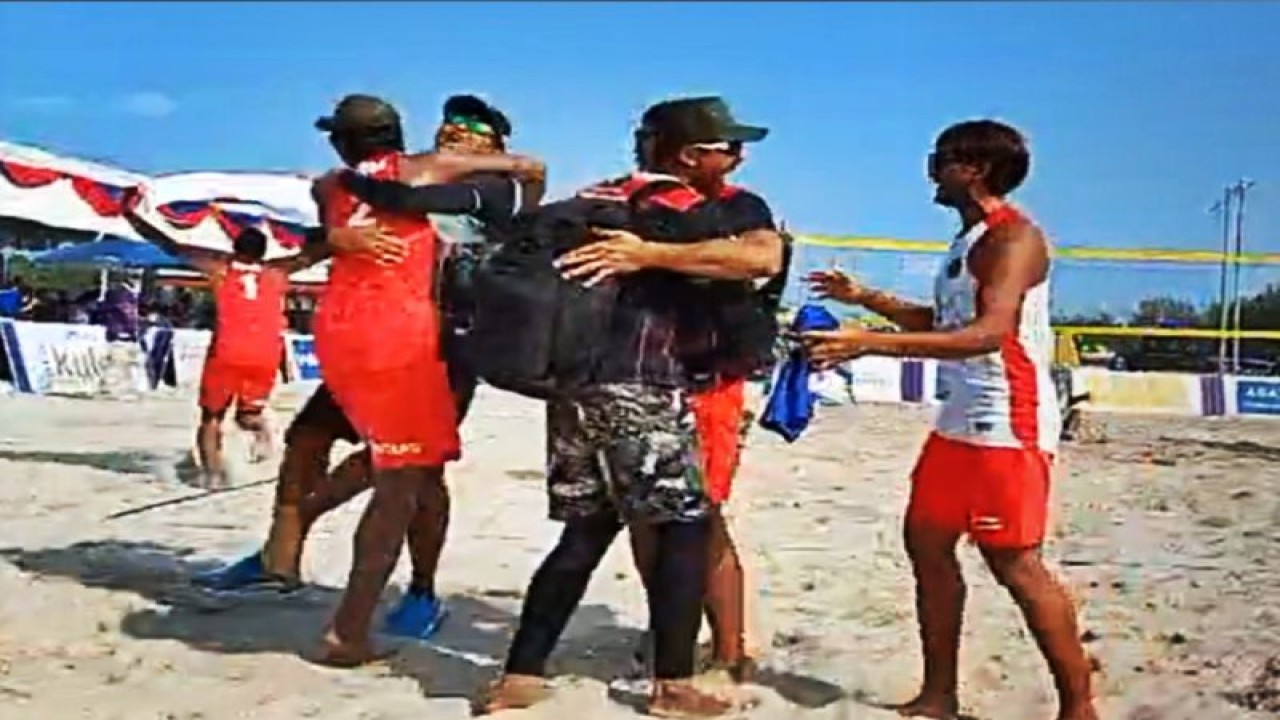 Tim voli pantai putra Indonesia melakukan selebrasi setelah menastikan meraih medali emas SEA Games 2023 dengan mengalahkan Thailand di babak final yang berlangsung di Sihanokville, Kamboja, Selasa (16/5/2023). ANTARA/ddn