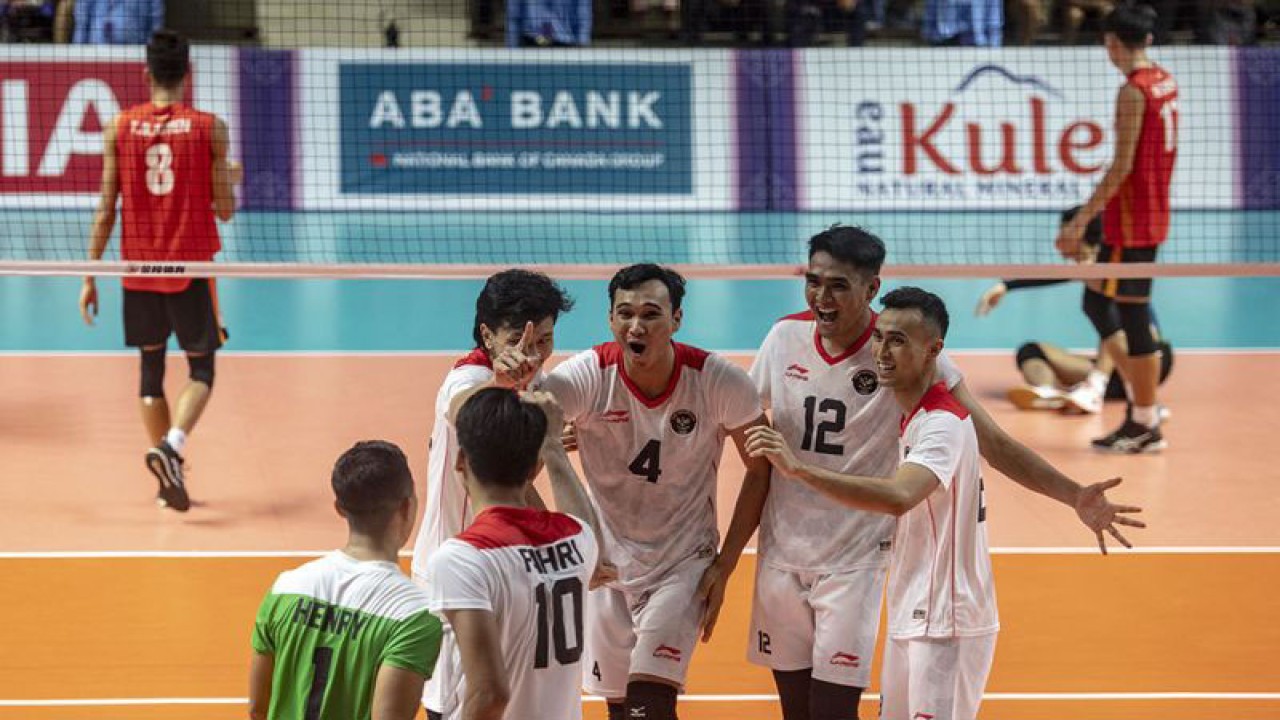 Sejumlah pevoli putra Indonesia melakukan selebrasi seusai mengalahkan Vietnam saat pertandingan semi final voli SEA Games 2023 di Phnom Penh, Kamboja, Minggu (7/5/2023). ANTARA FOTO/Muhammad Adimaja/nym.