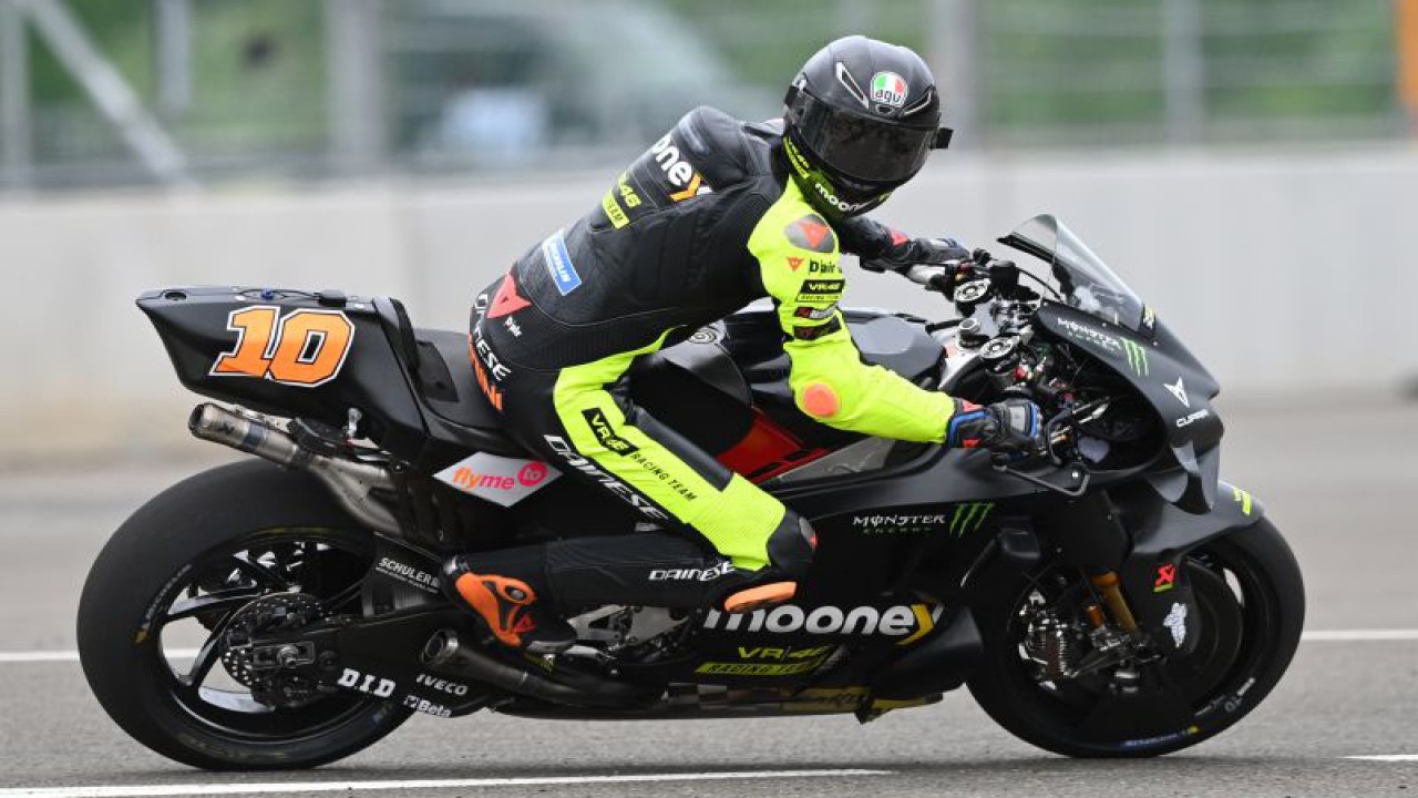 Pembalap Mooney VR46 Racing Team Luca Marini memacu kecepatan sepeda motornya pada hari kedua tes pramusim MotoGP 2022 di Pertamina Mandalika International Street Circuit, Lombok Tengah, NTB, Sabtu (12/2/2022). ANTARA FOTO/Andika Wahyu/rwa.