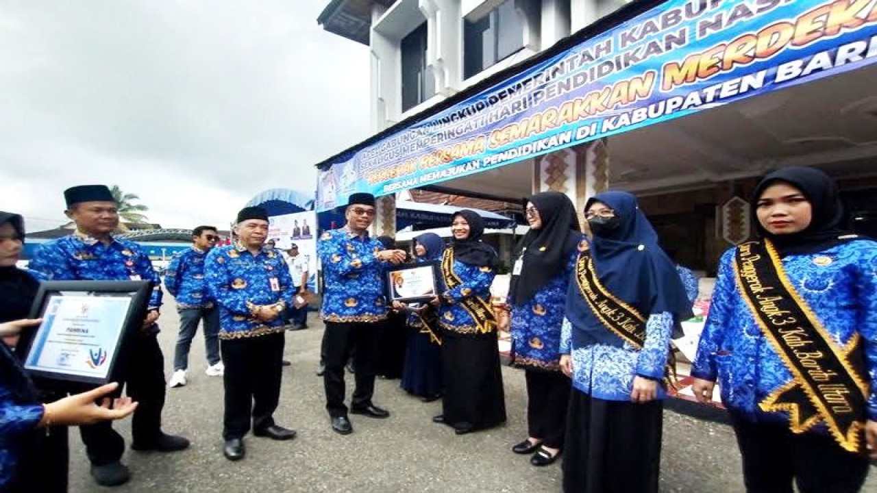 Wakil Bupati Barito Utara Sugianto Panala Putra didampingi Kadis Pendidikan Syahmiludin A Surapati, staf ahli bupati dan asisten sekda menyerahkan piagam penghargaan kepada kepala sekolah penggerak, usai peringatan puncak Hardiknas 2023 di Muara Teweh, Rabu (17/5/2023). ANTARA/HO-Dokumentasi Pribadi