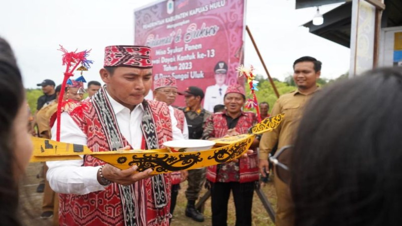 Wakil Bupati Kapuas Hulu Wahyudi Hidayat menggunakan pakai adat Dayak Kantu' saat membuka gawai dayak "Makai Taon 2023" di Rumah Adat Dayak Kantu' Patihmuadang Desa Sungai Uluk Kabupaten Kapuas Hulu Provinsi Kalimantan Barat, Senin (8/5/2023). ANTARA/HO-Prokopim Setda Kapuas Hulu. (Teofilusianto Timotius)