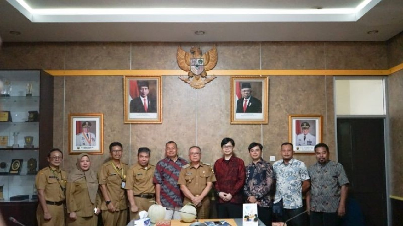 Wabup Sukabumi Iyos Somantri saat menerima audiensi dari Oisca Internasional Jepang, di ruang rapat Sekretariat Daerah Kabupaten Sukabumi di Kecamatan Palabuhanratu terkait pemaparan keberhasilan kegiatan program pertanian di Kampung Adat Kasepuhan Ciptagelar, Desa Sirnaresmi, Kecamatan Cisolok, Kabupaten Sukabumi, Jabar. ANTARA