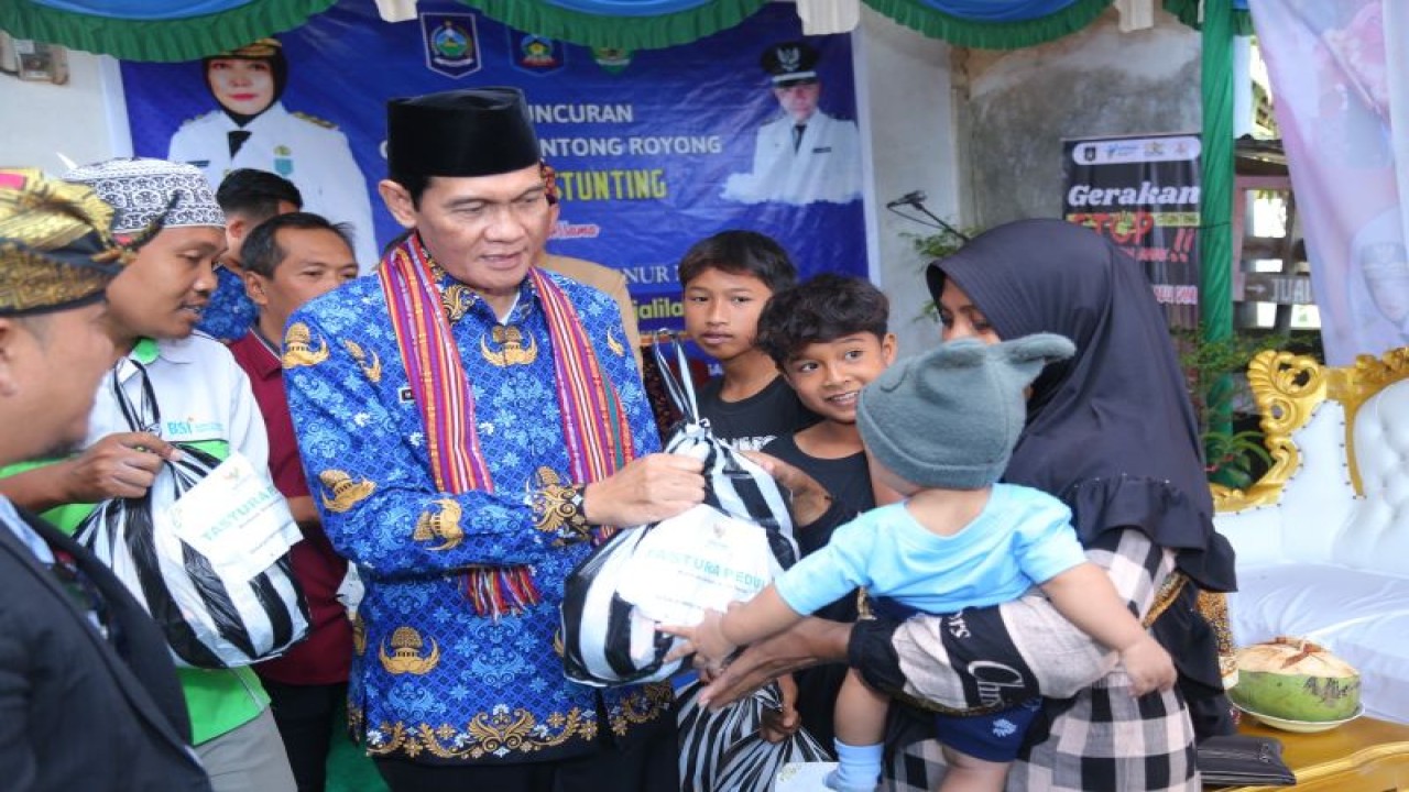 Wakil Bupati Lombok Tengah,NTB, HM Sukiman Azmy saat melakukan pengecakan pelayanan posyandu Desa Bujak, Kecamatan Batukliang, Rabu (17/5/2023) (ANTARA/Humas Pemkab Lombok Tengah)