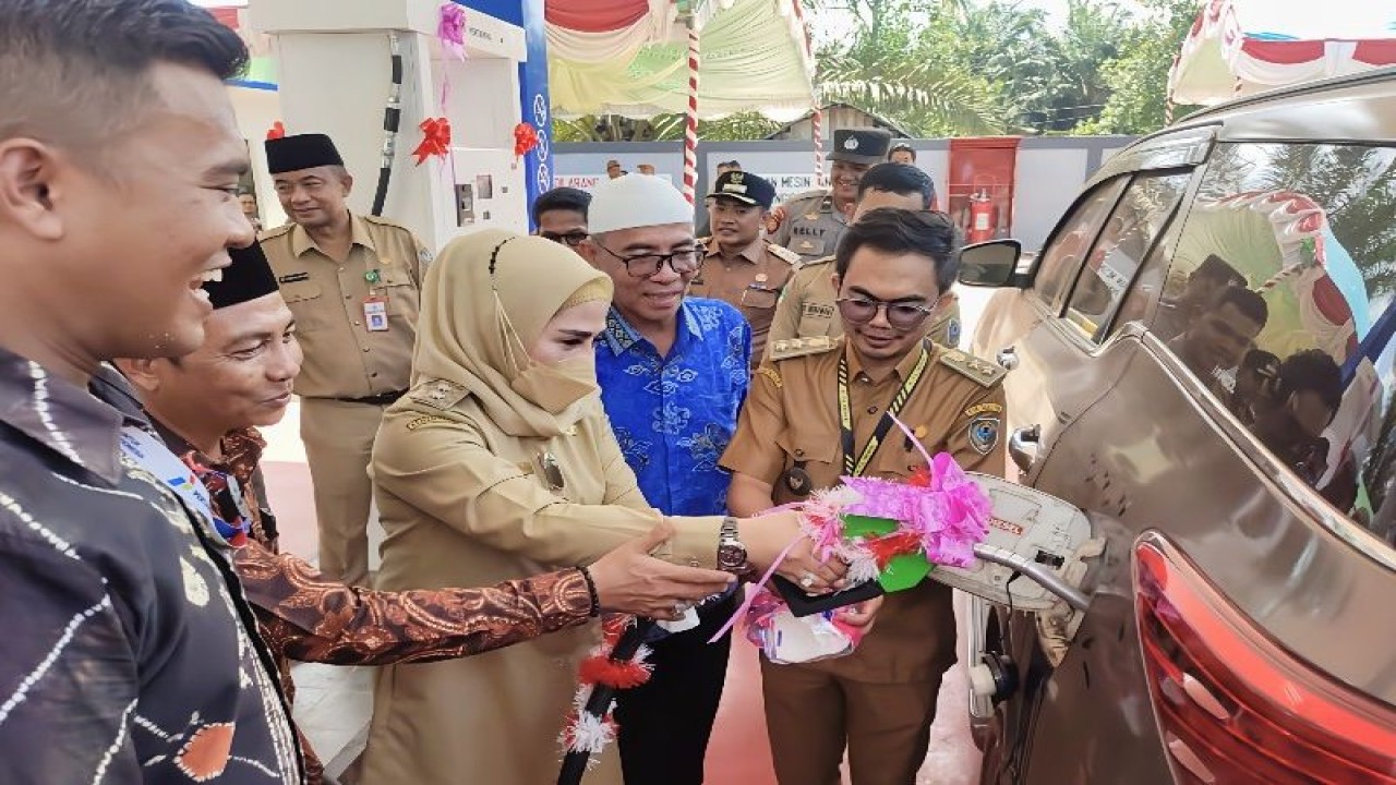 Wakil Bupati Seruyan Iswanti (tengah) saat mengisi BBM pertama di Pertashop bersama Kelapa Desa Terawan Wahyudinor (kanan) di Desa Terawan, Seruyan Raya, Senin (15/5/2023). ANTARA/Dokumentasi pribadi