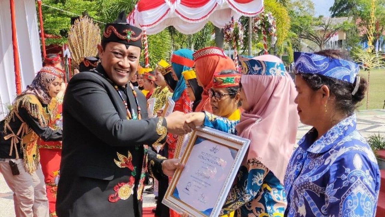 Wagub Kalteng Edy Pratowo menyerahkan piagam penghargaan kepada para perempuan berprestasi di sela puncak peringatan hari jadi ke-66 provinsi itu di Palangka Raya, Selasa, (23/5/2023). (ANTARA/Muhammad Arif Hidayat)