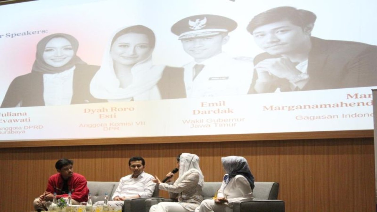 Wagub Jatim Emil Dardak menjadi narasumber dialog "Gagasan Indonesia" digelar Edupolithink dan Himpunan Mahasiswa Politik Universitas Airlangga di Surabaya, Senin (22/5/2023). (ANTARA/HO-Gagasan Indonesia)