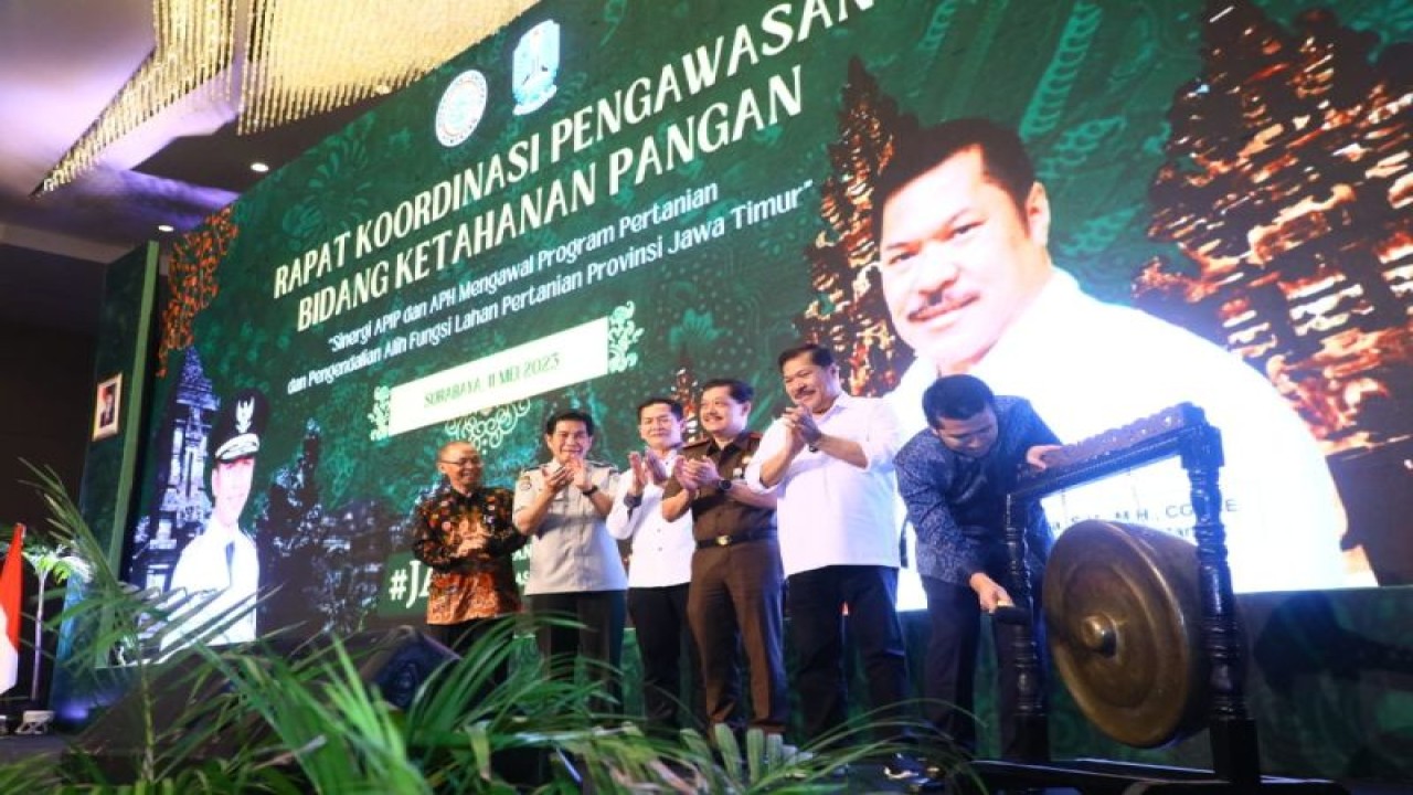 Wagub Jatim Emil Elestianto Daedak (kanan) membuka rapat koordinasi pengawasan bidang ketahanan pangan di Surabaya, Kamis (11/5/2023). (ANTARA/HO-Biro Adpim Jatim)