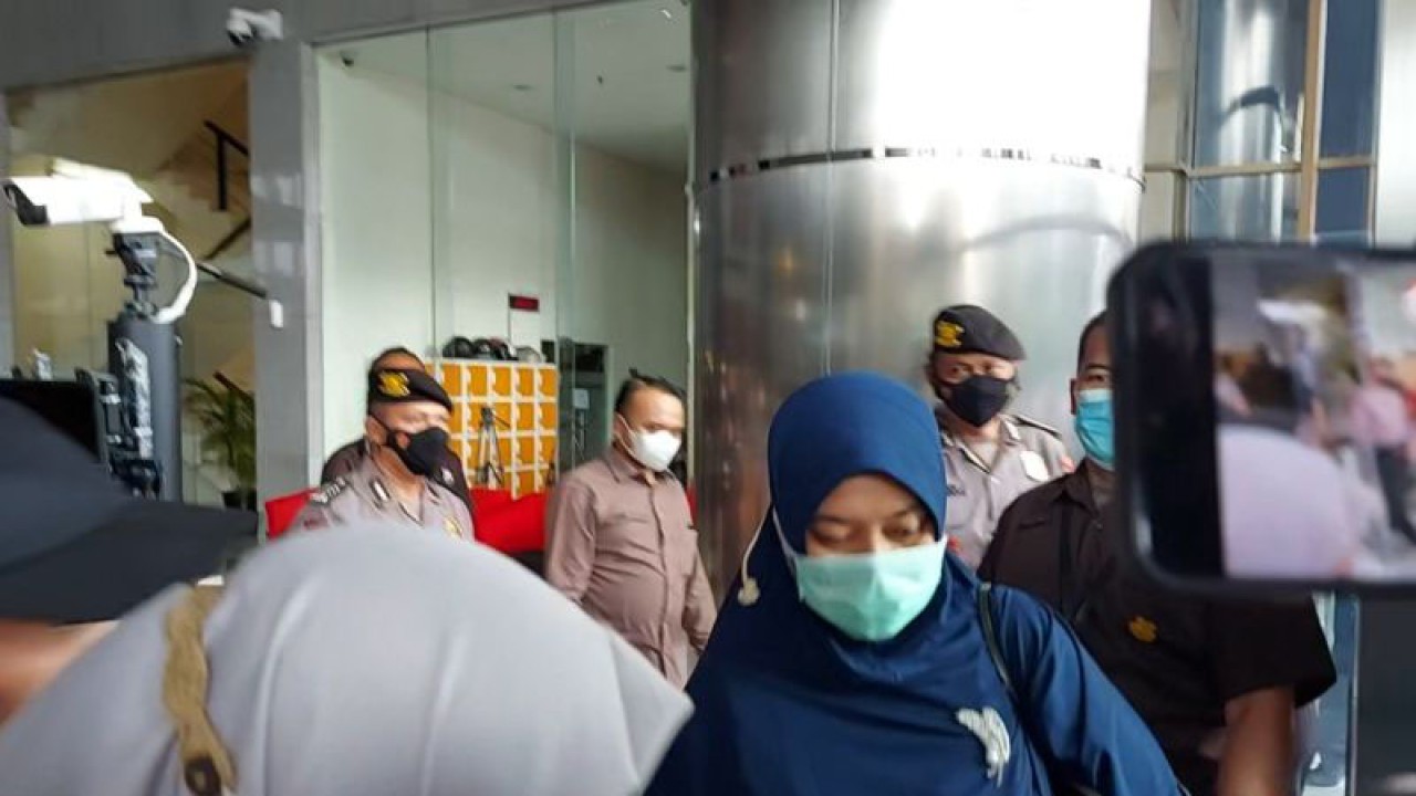 Wakil Gubernur Lampung Chusnunia Chalim memenuhi undangan Komisi Pemberantasan Korupsi (KPK) untuk memberikan klarifikasi soal Laporan Harta Kekayaan Penyelenggaraan Negara (LHKPN) miliknya, Rabu (17/5/2023). ANTARA/Fianda Sjofjan Rassat.