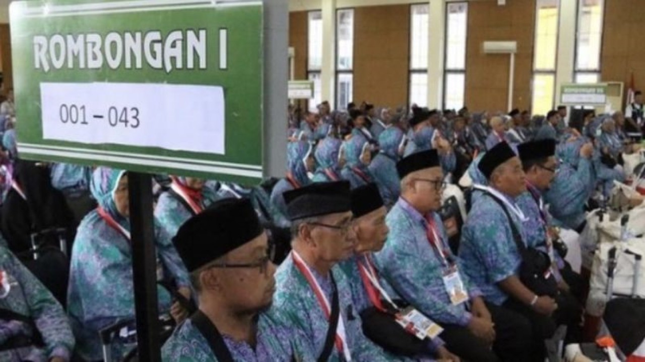 Calon jemaah haji asal Kabupaten Kutai Kartanegara yang tergabung dalam kelompok terbang tiga embarkasi haji Balikpapan yang akan diberangkatkan menuju Arab Saudi. (Biro Adpim Pemprov Kaltim)