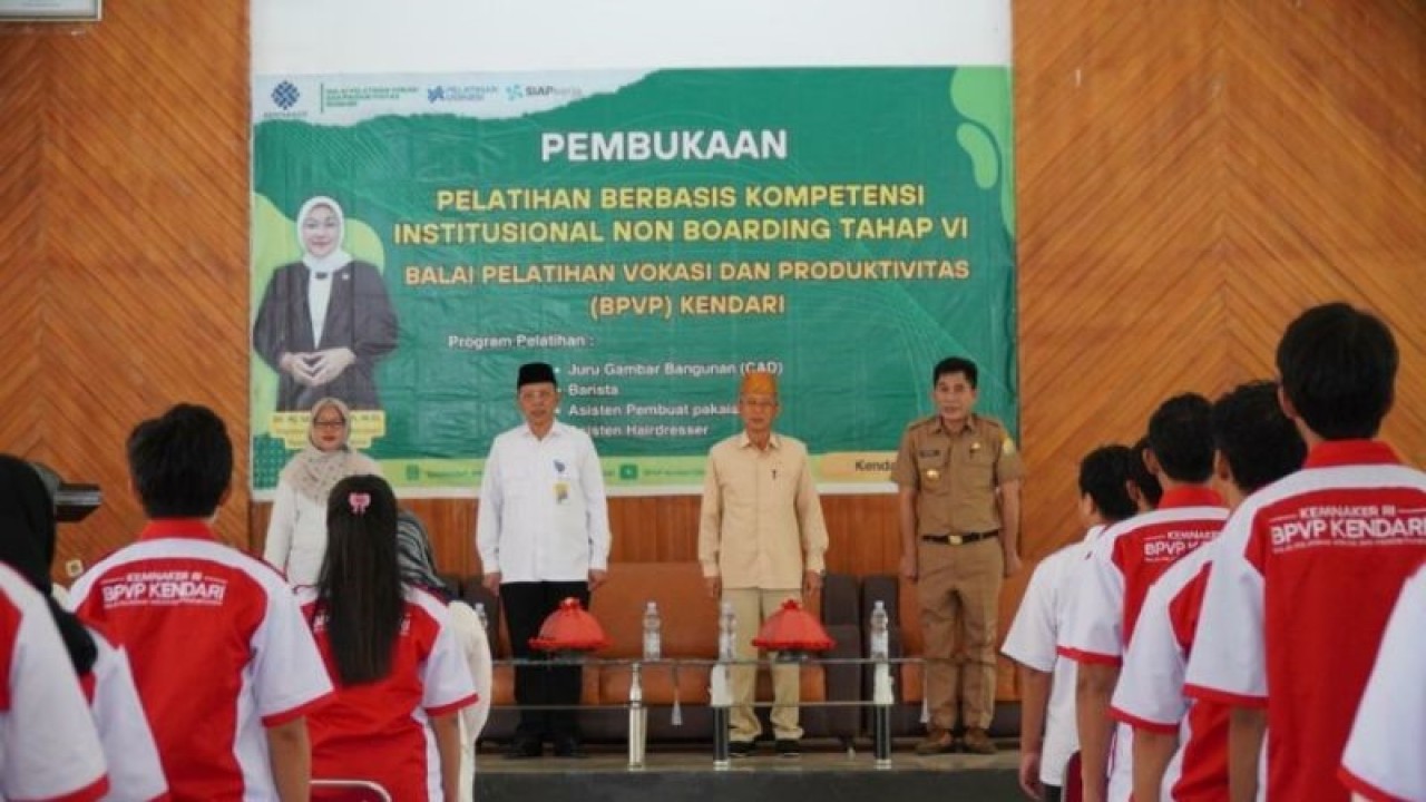Wagub Sultra Lukman Abunawas di sela pembukaan pelatihan di BPVP Kendari, di Kendari, Rabu (17/5/2023) (ANTARA/Harianto)