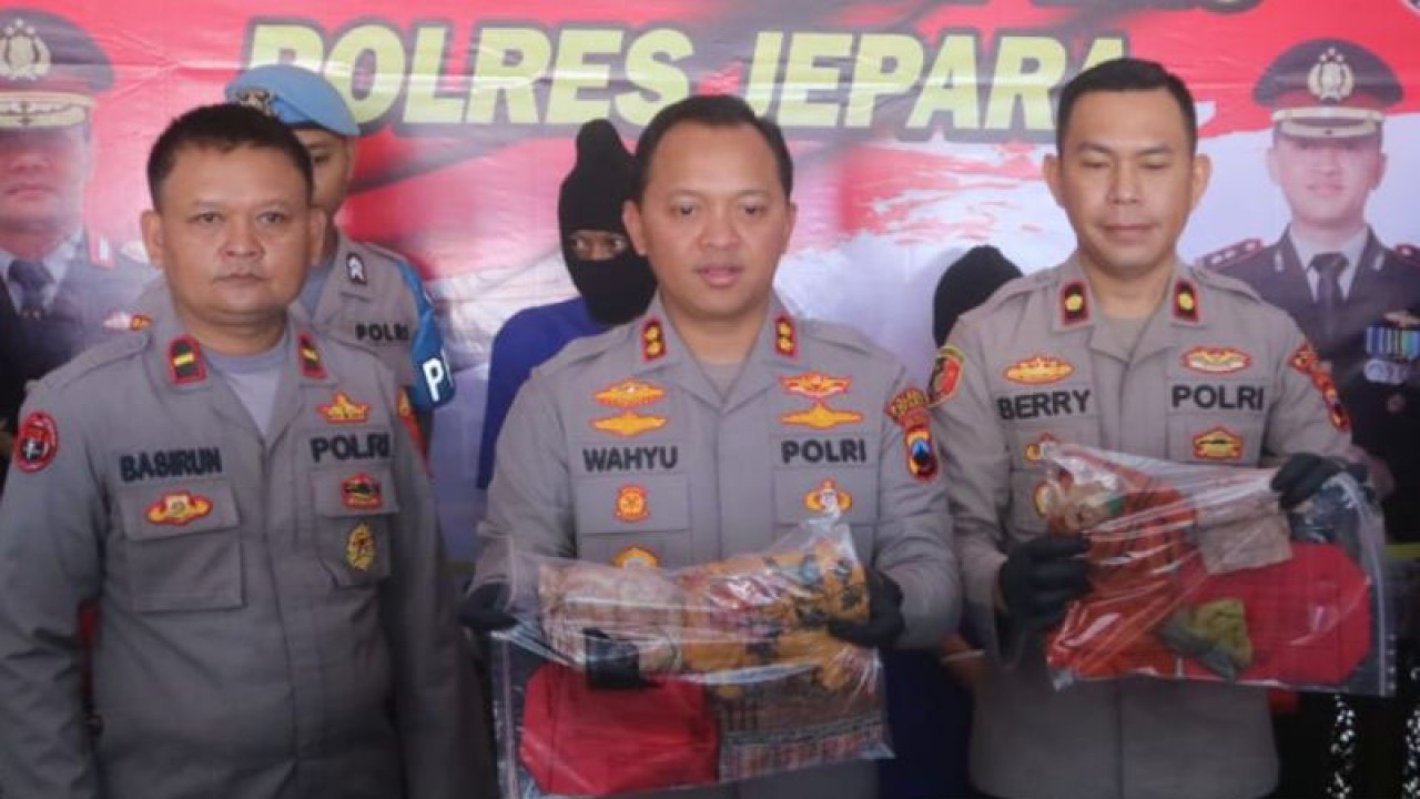 Kapolres Jepara AKBP Wahyu Nugroho Setyawan didampingi Wakapolres Kompol Berry dan Kasubsi Penmas Si Humas Ipda Basirun saat gelar kasus di Mapolres Jepara, Senin (22/5/2023). (ANTARA/Akhmad Nazaruddin Lathif)