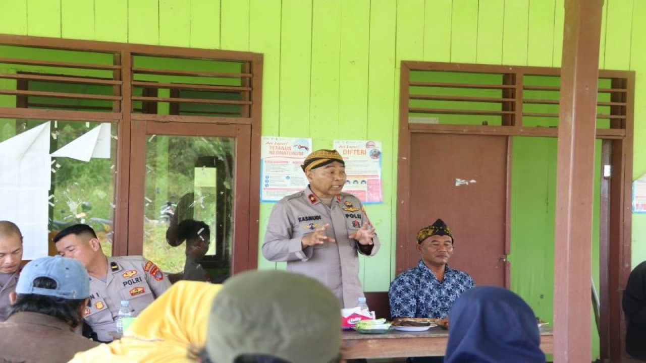 Wakapolda Kalimantan Utara Brigjen Pol Kasmudi saat melaksanakan kegiatan Jum'at Curhat di Desa SP5, Tanjung Palas Tengah, Salimbatu, Bulungan, Jumat (19/5). ANTARA/HO-Humas Polda Kaltara.