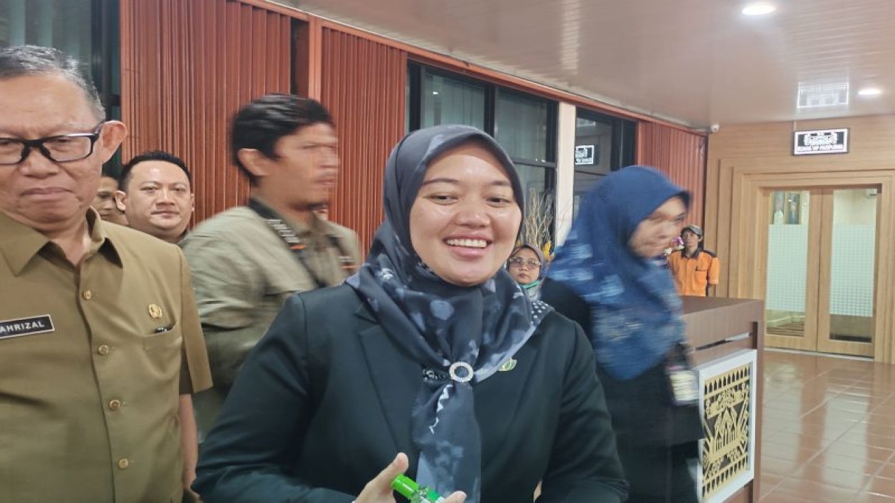 Wakil Gubernur Lampung Chusnunia Chalim menyampaikan keterangan kepada pers di Kota Bandarlampung, Senin (9/5/2023). (ANTARA/Ruth Intan Sozometa Kanafi)