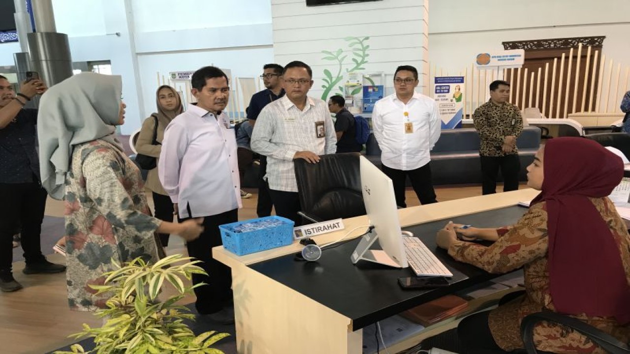 Wakil Ketua Ombudsman RI Bobby Hamzar Rafinus (kemeja putih kiri) saat meninjau Mall Pelayanan Publik Kota Batam (ANTARA/Yude)