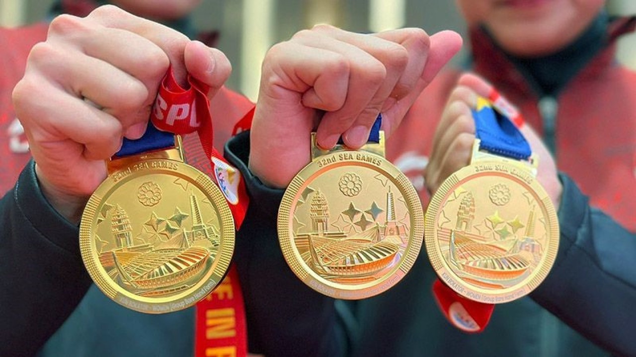 Atlet kun bokator Indonesia memamerkan medali emas yang mereka peroleh pada SEA Games 2023 Kamboja di Chroy Changvar Convention Center Phnom Penh, Kamboja, Senin (8/5/2023). ANTARA/Arnidhya Nur Zhafira/aa.