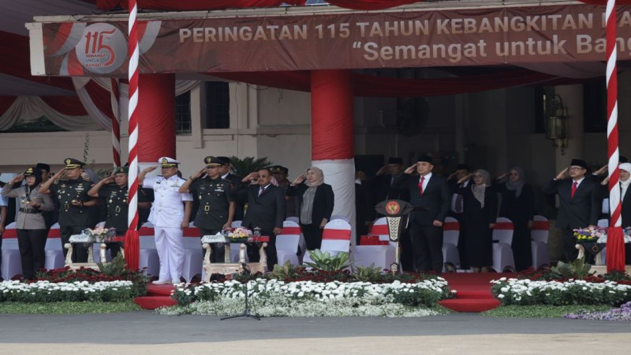 Wali Kota Surabaya Eri Cahyadi saat upacara Hari Kebangkitan Nasional di Taman Surya, Kota Surabaya, Senin (22/5/2023). (ANTARA/HO-Diskominfo Surabaya)