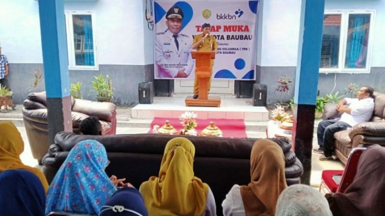 Wali Kota Baubau La Ode Ahmad Monianse memberikan sambutan saat menghadiri tatap muka bersama tim pendamping keluarga penurunan stunting, di Baubau, Selasa (23/5/2023). ANTARA/Yusran
