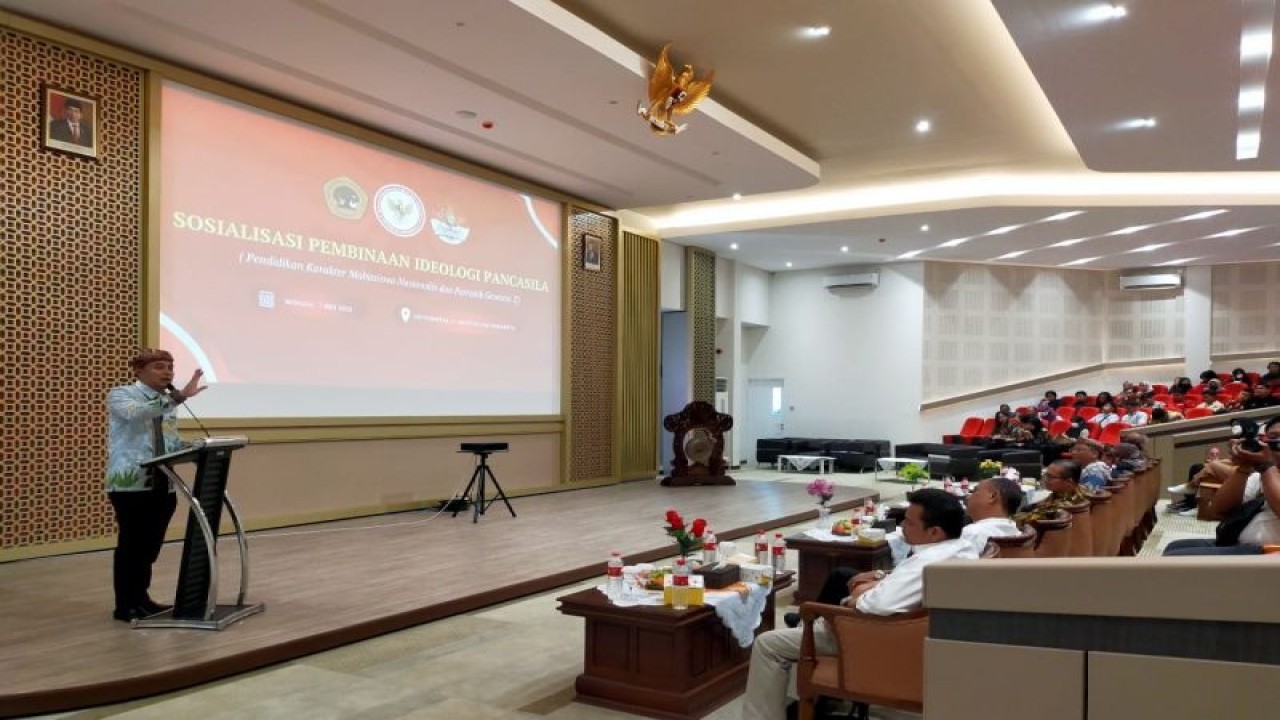Wali Kota Surabaya Eri Cahyadi saat menjadi pembicara dalam acara Sosialisasi Pembinaan Ideologi Pancasila bertajuk "Pendidikan Karakter Mahasiswa Nasionalis dan Patriotik Generasi Z" di Kampus Universitas 17 Agustus 1945 (Untag) Surabaya, Minggu (7/5/2023).  (ANTARA/HO-Diskominfo Surabaya)