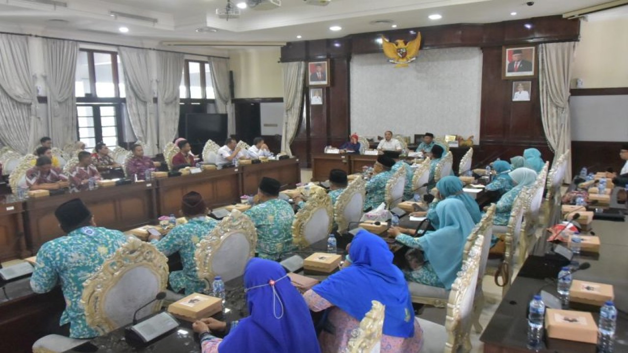 Wali Kota Surabaya Eri Cahyadi saat menerima kunjungan dari Pimpinan Daerah Muhammadiyah Surabaya, Pimpinan Daerah Aisyiah dan Angkatan Muda Muhammadiyah Surabaya di Balai Kota Surabaya pada Rabu (3/5/2023). (ANTARA/HO-Diskominfo Surabaya)