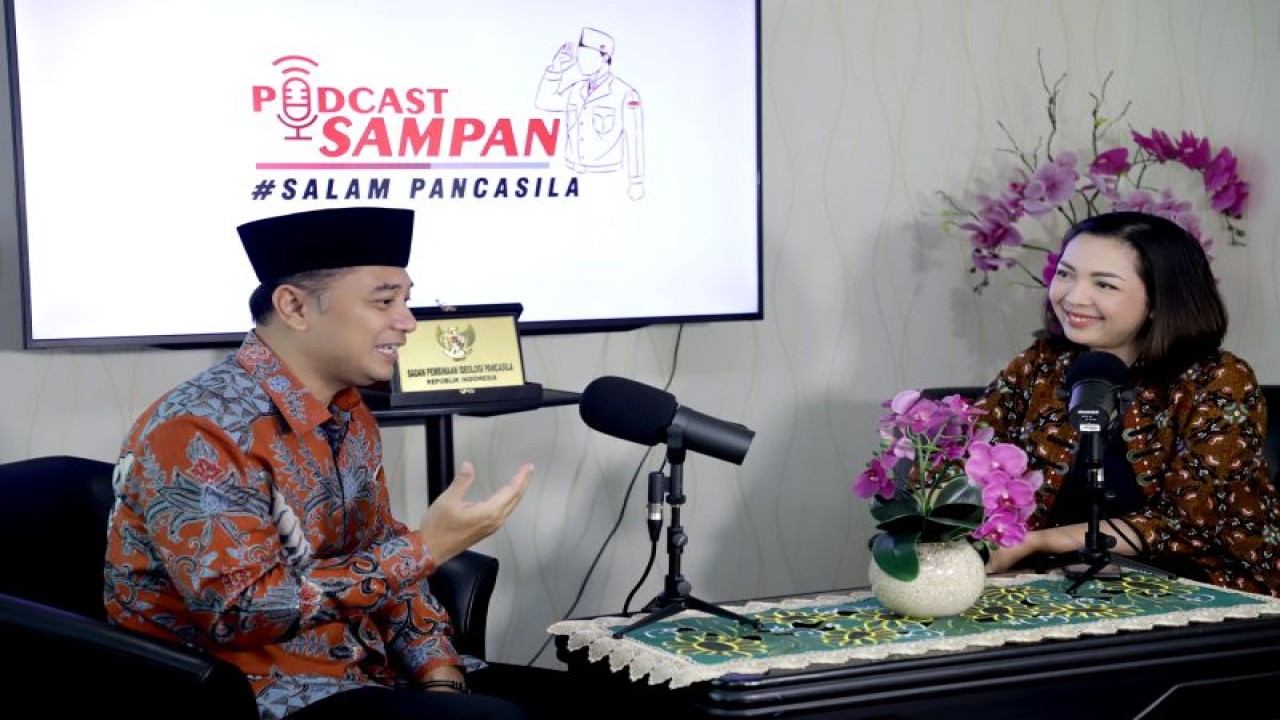 Wali Kota Surabaya Eri Cahyadi saat podcast di kanal tematik Salam Pancasila (Sampan) Badan Pembinaan Ideologi Pancasila (BPIP) RI, di Universitas Islam Negeri Sunan Ampel (Uinsa) Surabaya, Selasa (16/5/2023).  (ANTARA/HO-Diskominfo Surabaya)
