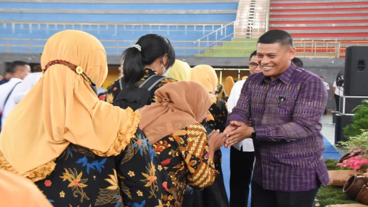Wali Kota Kediri Abdullah Abu Bakar dengan para kader PKK Kediri. ANTARA/ HO-Pemkot Kediri