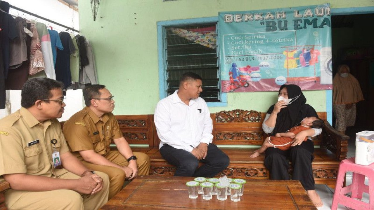 Wali Kota Kediri Abdullah Abu Bakar temui orang tua bayi penderita Epilepsi Suspec Ensefalis di Kediri, Jawa Timur. ANTARA/HO-Pemkot Kediri