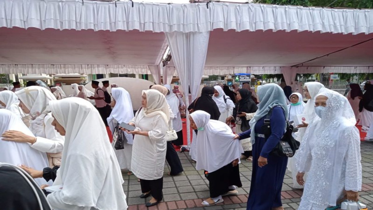 Jamaah calon haji seusai mengikuti pembukaan bimbingan manasik haji di halaman Kantor Wali Kota Mataram, Selasa (9/5/2023). (ANTARA/Nirkomala)