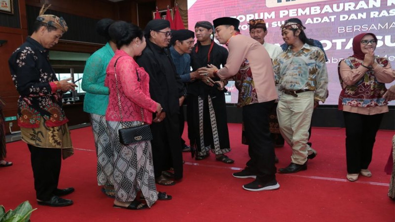 Wali Kota Surabaya Eri Cahyadi saat menggelar silaturahmi dan halal bihalal dengan berbagai tokoh suku dan adat di Kota Surabaya, Senin (22/5/2023).  (ANTARA/HO-Diskominfo Surabaya)