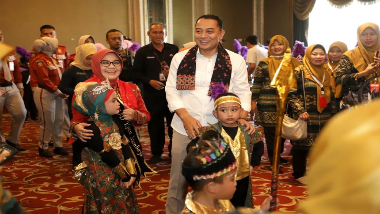 Wali Kota Surabaya Eri Cahyadi menghadiri kegiatan "Parenting Akbar Pusat Pembelajaran Keluarga (Puspaga)" dan seminar "Transisi PAUD ke SD di Kota Surabaya", Selasa (23/5/2023). (ANTARA/HO-Diskominfo Surabaya)