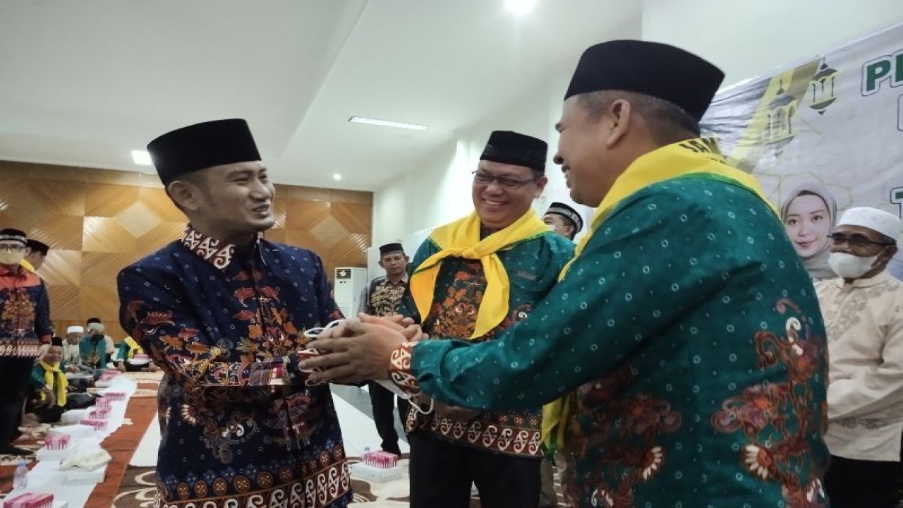 Dokumentasi. Wali Kota Palangka Raya, Provinsi Kalimantan Tengah Fairid Naparin (kiri) melepas keberangkatan jamaah calon haji di Palangka Raya, 2022. (ANTARA/Rendhik Andika)