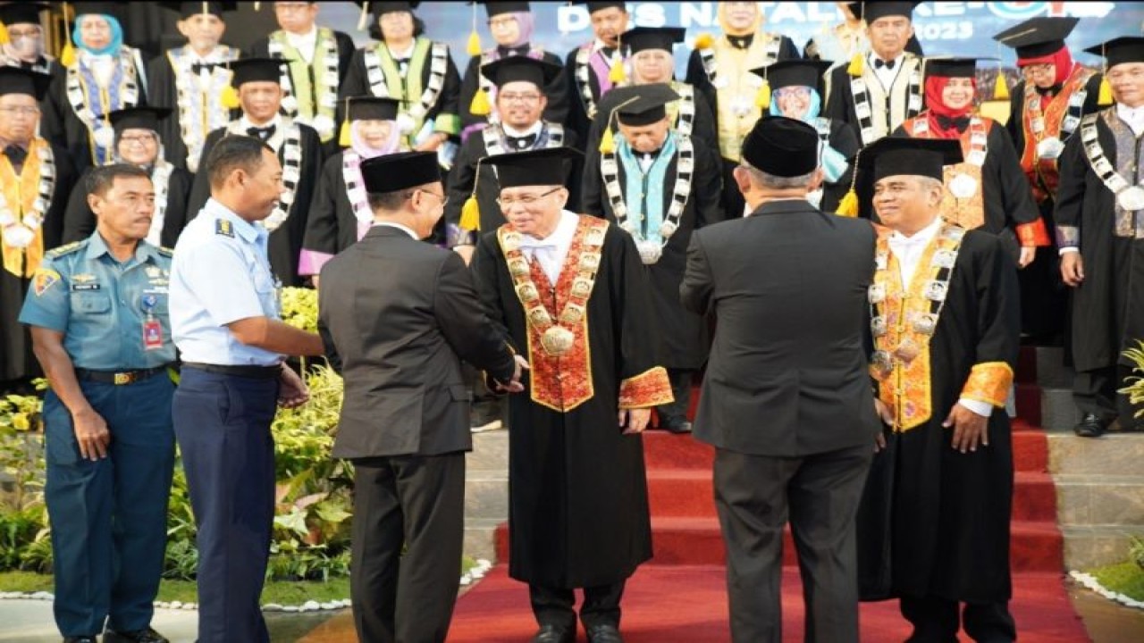 Wali Kota Pontianak saat memberikan selamat kepada Untan Pontianak (ANTARA/Prokopim PTk)