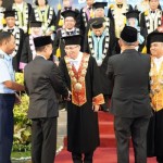 Wali Kota Pontianak saat memberikan selamat kepada Untan Pontianak (ANTARA/Prokopim PTk)-1684756682