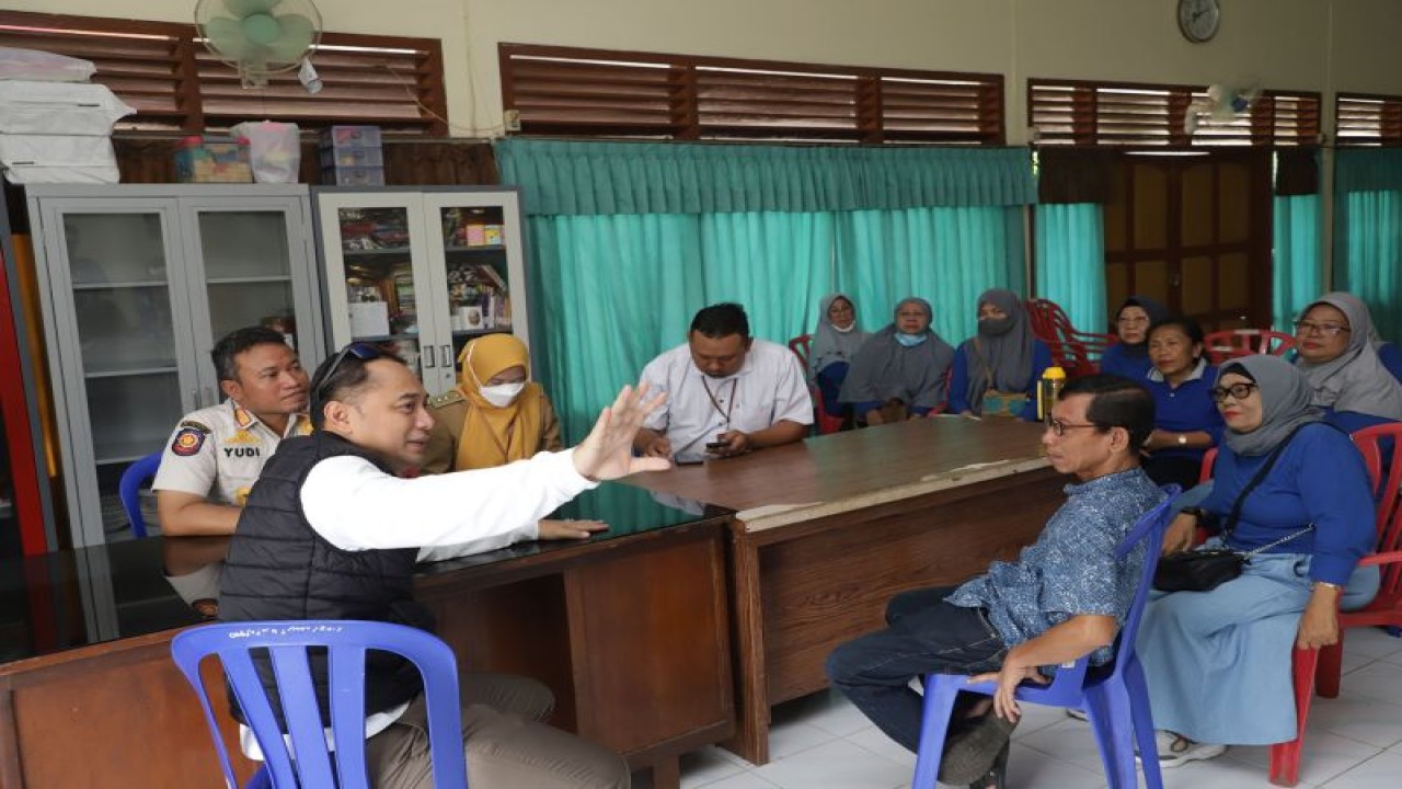 Wali Kota Surabaya Eri Cahyadi melakukan inspeksi pelayanan di Kelurahan Pacar Keling, Kota Surabaya, Selasa (9/5/2023). (ANTARA/HO-Diskominfo Surabaya)