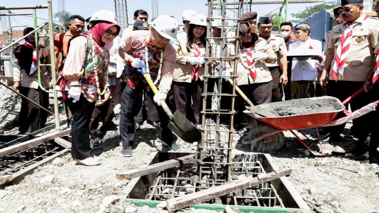 Wali Kota Surabaya Eri Cahyadi saat peletakan batu pertama pembangunan Gedung Kwartir Cabang (Kwarcab) Gerakan Pramuka Kota Surabaya di Jalan Karah Agung No. 49, Surabaya, Minggu (21/5/2023).   (ANTARA/HO-Diskominfo Surabaya)