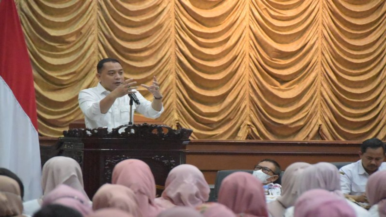 Wali Kota Surabaya Eri Cahyadi saat memberikan pengarahan kepada pejabat struktural Pemkot Surabaya di Gedung Graha Sawunggaling, Jalan Jimerto, Kota Surabaya pada Rabu (24/5/2023). (ANTARA/HO-Diskominfo Surabaya)