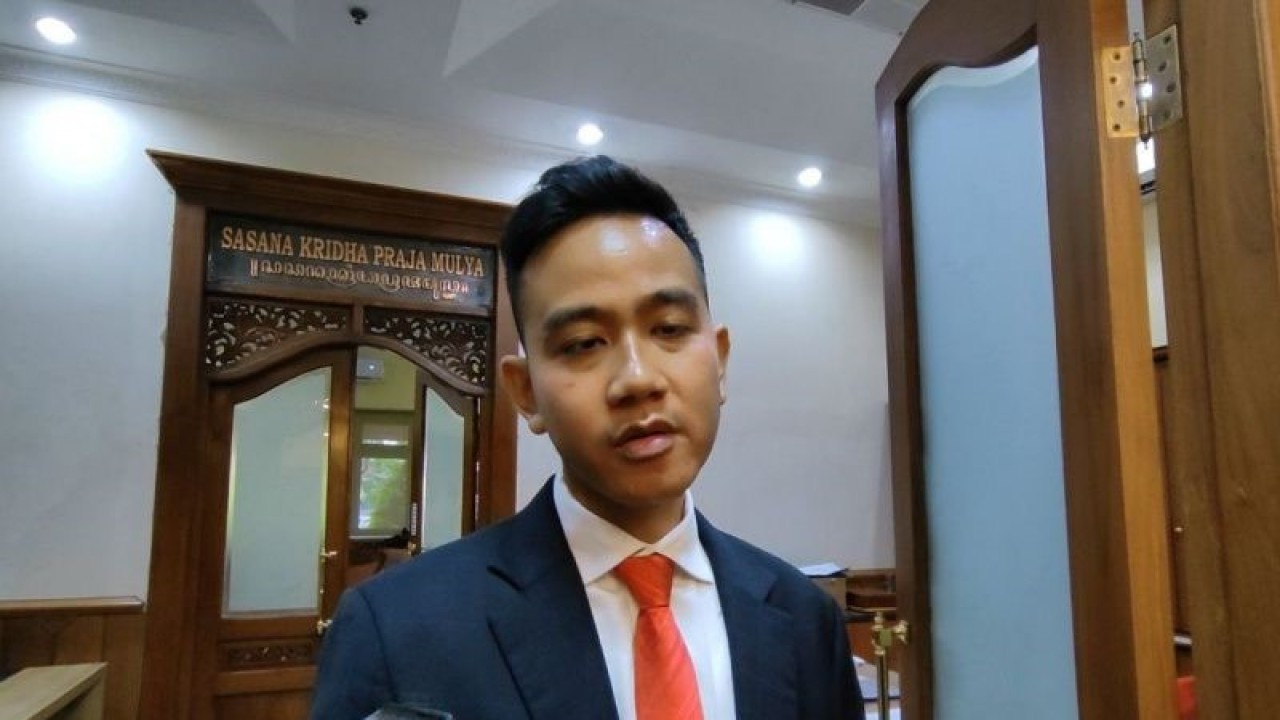 Wali Kota Surakarta Gibran Rakabuming Raka saat memberikan keterangan kepada wartawan di Solo, Selasa (2/5/2023). ANTARA/Aris Wasita