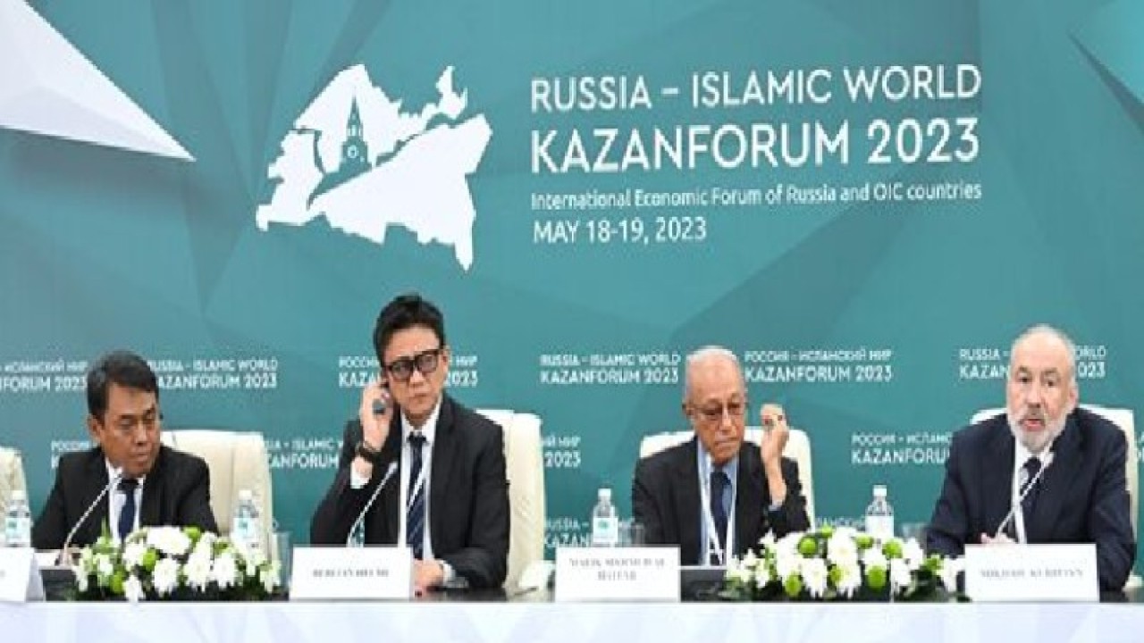 Wali Nanggroe Aceh Tgk Malik Mahmud Al Haytar (dua kanan) saat menjadi pembicara di Rusia, Jumat (19/5/2023) (ANTARA/HO/Humas Wali Nanggroe Aceh)