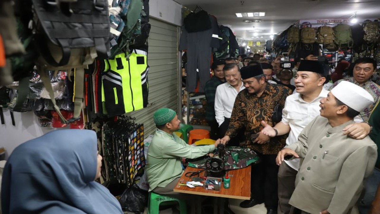 Wali Kota Surabaya Eri Cahyadi saat mengunjungi stan pedagang usai Halal Bihalal di Pasar Turi Buri Kota Surabaya pada Jumat (5/5/2023). ANTARA/HO-Diskominfo Surabaya.