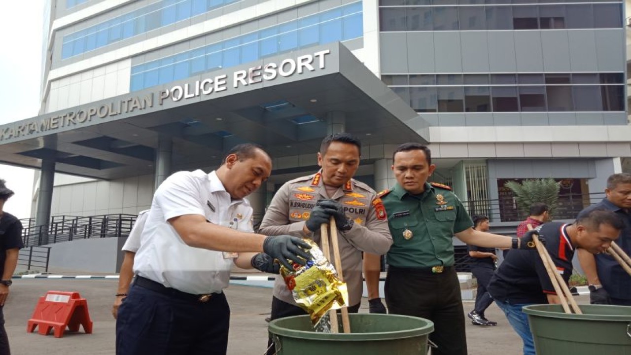 Wali Kota Jakarta Barat Uus Kuswanto bersama Kapolres Metro Jakarta Barat Kombes Pol Syahduddi sedang melakukan pemusnahan narkoba di Polres Metro Jakarta Barat, Rabu (24/5/2023). ANTARA/Risky Syukur